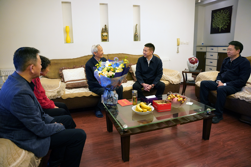 羅凌云走訪慰問退休老干部